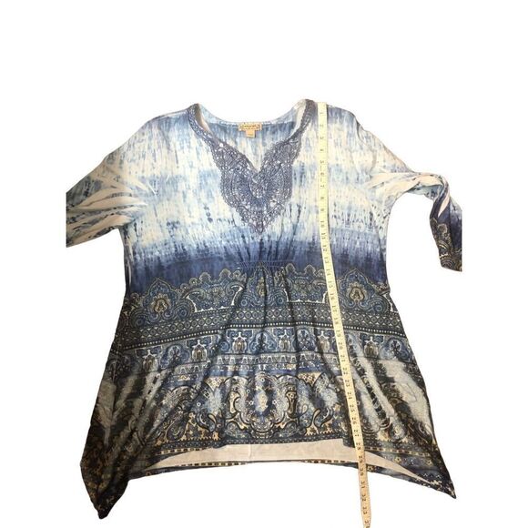 ENERGIE BLUE MULTICOLOR W/ LACE 3/4 SLEEVE SHARK BITE HEM EMBELLISHED TOP 1X - Picture 10 of 13